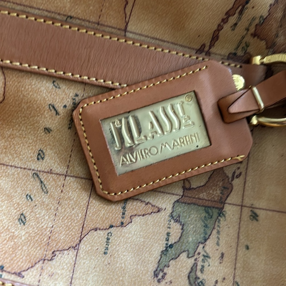 Alviero Martini travel bag featuring the iconic Geo Classic map print. - Picture 5 of 7